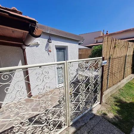 Vakantiehuis Monolocale Con Giardino Privato, 1 Minuto Dal Mare Marina Di Pisa